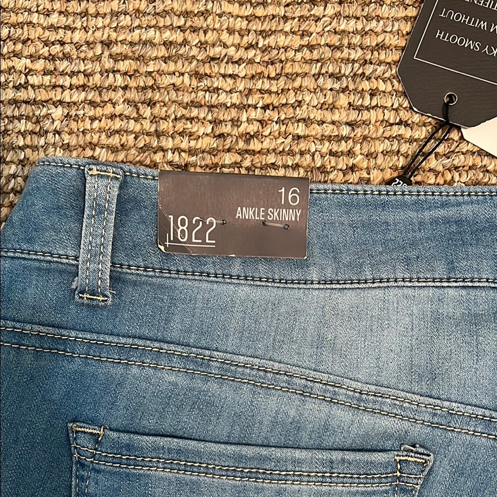 Women's light Stonewash Blue Jeans - Picture 8 of 8